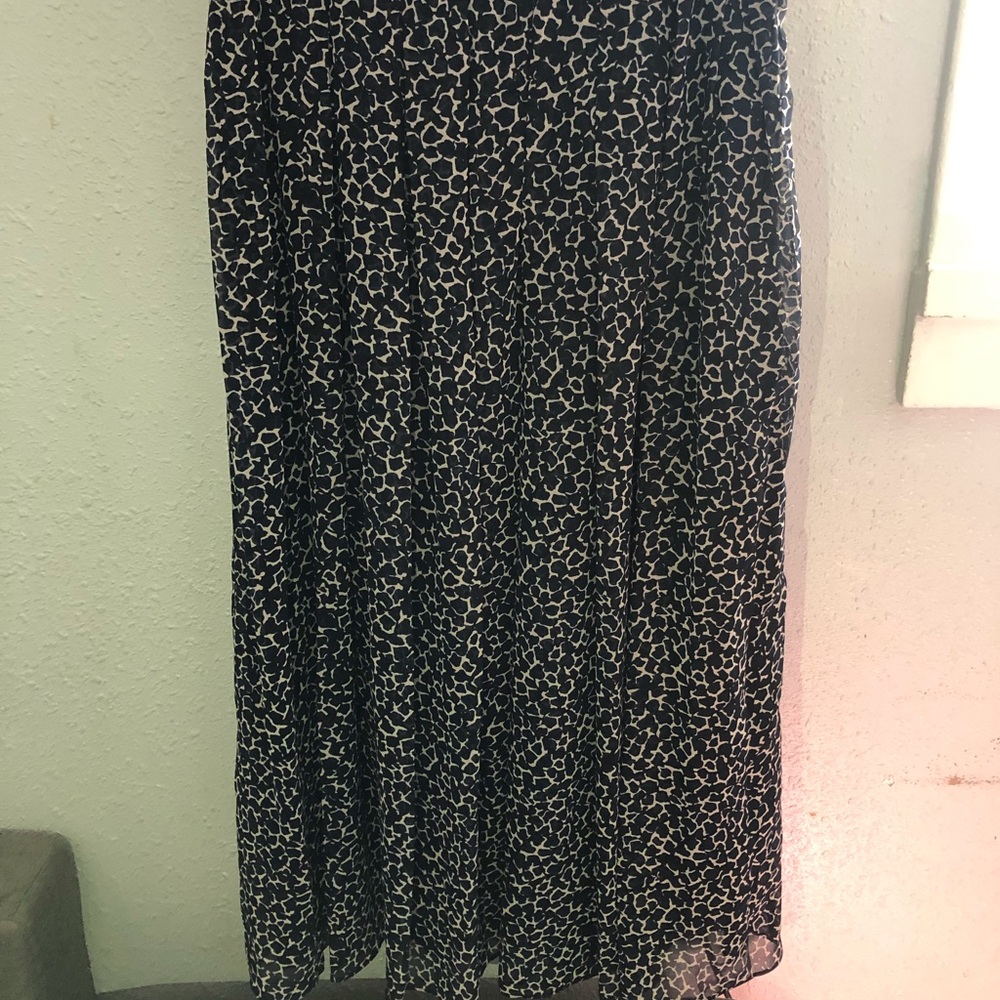 Giraffe print, pleated skirt